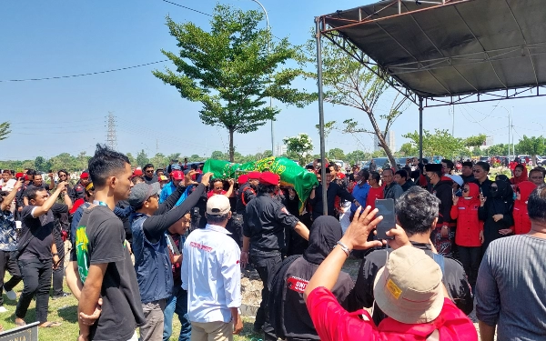 Thumbnail Jenazah Whisnu Sakti Buana tiba di TPU Keputih. (Foto: Husni Habib/Ketik.co.id)