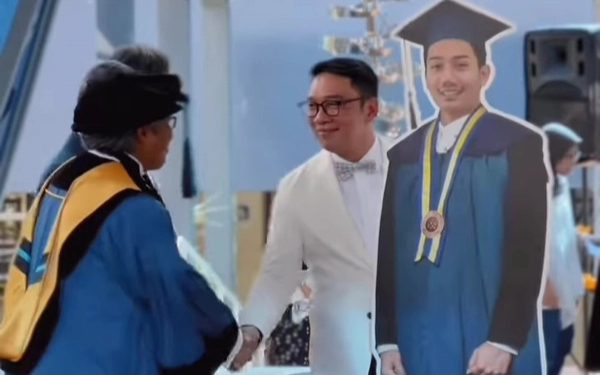 Thumbnail Berita - Ridwan Kamil: "Saya Bangga A Eril Mendapat Kemuliaan Gelar Sarjana ITB"