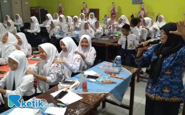 Thumbnail Berita - Peringati Bulan Bahasa, Siswa SMPN 2 Balongbendo Gali Ilmu Literasi Digital dan Jurnalistik Digital