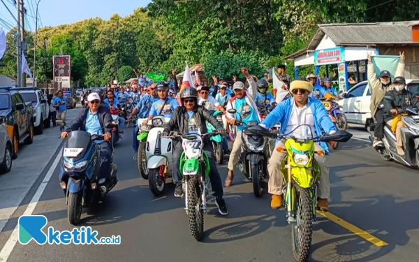 Thumbnail Berita - Ribuan Pendukung Kawal Paslon Karunia Hadiri Rapimcabsus Partai Gerindra Situbondo