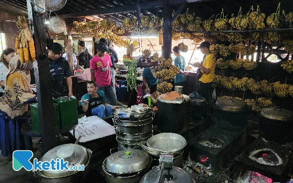 Thumbnail Berita - [Berita Foto] Rela Antri Ratusan di Warung Kopi Klotok Jogja, Begini Suasananya