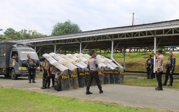 Thumbnail Sebanyak 60 anggota Polres Halmahera Selatan mengikuti latihan Dalmas dengan dibekali  penguatan fisik. (Foto Humas Polres Halmahera Selatan For Ketik.co.id)