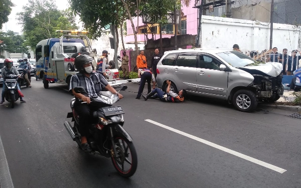 Thumbnail Berita - Mengantuk, Avanza Tabrak Motor dan Pohon