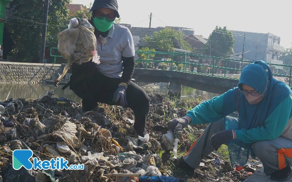 Thumbnail Berita - Geber Sidoarjo Bersihkan Sungai Pelayaran dan Alun-Alun Sidoarjo