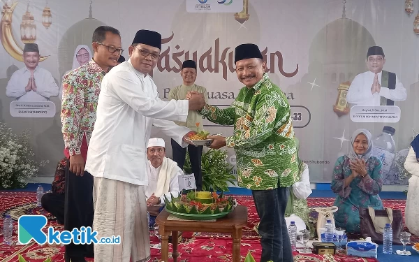 Thumbnail Berita - Penghargaan Top BUMD Awards Jadi Kado HUT ke-33 Perumda Air Minum Tirta Baluran Situbondo