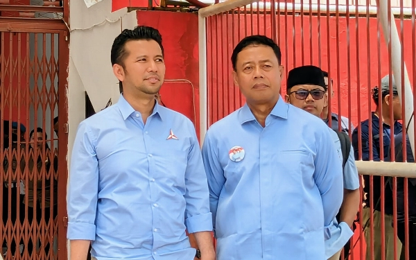 Thumbnail Berita - Siap Menangkan Prabowo-Gibran Satu Putaran, Emil Dardak Salurkan 40 Ribu Kaos dan Kalender untuk TKD Jatim