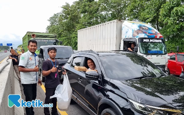 Thumbnail Berita - Relawan NU Bagikan Nasi Kotak Gratis saat Macet Panjang di Tol Sidoarjo