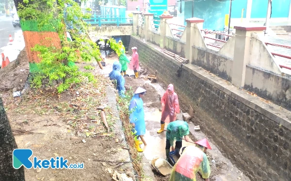 Thumbnail Berita - PUPR Pacitan Maksimalkan Dredging dan Bangun Pompa untuk Cegah Banjir