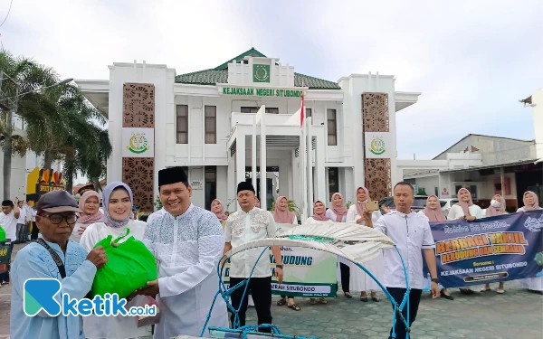 Thumbnail Berita - Bulan Ramadan, Kejari Situbondo Bagikan Takjil Buka Puasa dan Paket Sembako