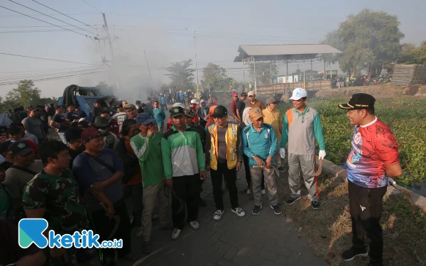 Thumbnail Berita - Kerja Bakti di Jembatan Kedungpeluk, Plt Bupati Subandi Ajak Semua Kompak Bangun Sidoarjo Lebih Baik Lagi