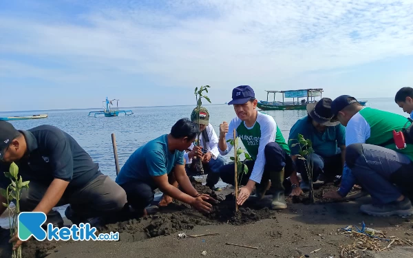 Thumbnail Berita - Jaga Kelestarian Lingkungan Hidup, BPN Situbondo Tanam 2000 Bibit Mangrove