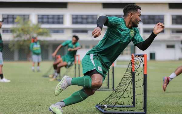 Thumbnail Berita - Sering Buang Peluang, Aji Santoso Benahi Lini Serang Persebaya