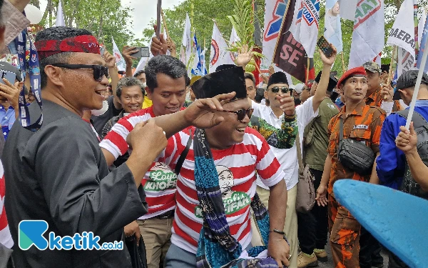 Thumbnail Berbagai macam kesenian daerah Jawa Timur ikut memeriahkan kirab pendaftaran pasangan Khofifah-Emil ke kantor KPU Jatim. Ribuan massa pendukung juga mengenakan berbagai atribut khas Jawa Timuran. (Foto: Naufal/Ketik.co.id)