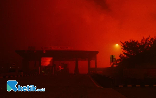 Thumbnail Berita - [Berita Foto] Kebakaran Lahan di Jalan Tol Indralaya-Palembang KM 07