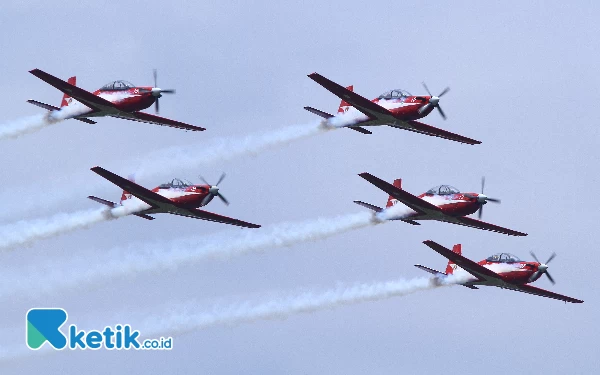 Thumbnail Berita - [Berita Foto] Langit Palembang Kedatangan Pesawat Jupiter Aerobatic Team