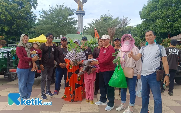 Thumbnail Berita - Lestarikan Lingkungan, DLH Situbondo Gelar Tukar Botol Plastik dengan Bibit Pohon