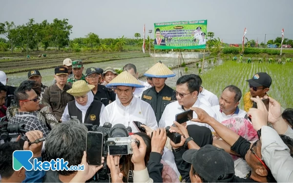 Thumbnail Berita - Ditemani Khofifah, Mentan Amran Sulaiman Puji Pertanian Tuban, Langsung Gelontorkan Bantuan