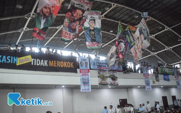 Thumbnail Berbagai bendera dikibarkan dalam acara Sholawat dan doa bersama di Jatim Expo, Jumat (9/2/2024). (Foto: Khaesar/Ketik.co.id)