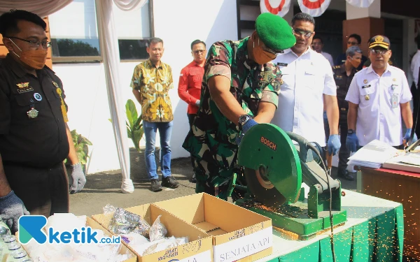 Thumbnail Berita - Kejaksaan Negeri Sidoarjo Musnahkan Ribuan Barang Bukti Kejahatan, Ada Pistol dan Lain-Lain