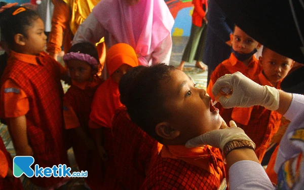 Thumbnail Tampak anak-anak mendapatkan vaksin polio dosis pertama dalam kegiatan Pekan Imunisasi Nasional (PIN) Tahun 2024 di TK Dirgantara, Palembang, Selasa (23/7/2024). Pemberian imunisasi polio di peruntukkan untuk anak berusia 0-7 tahun. (Foto: Wahyu Rahmanto/Ketik.co.id)