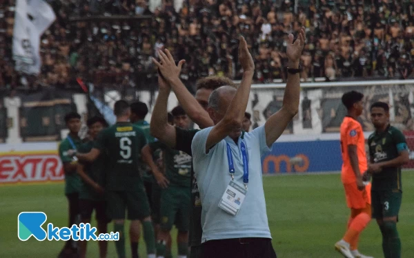 Thumbnail Berita - Pelatih Arema Akui Keunggulan Persebaya, Rivalitas Hanya 90 Menit