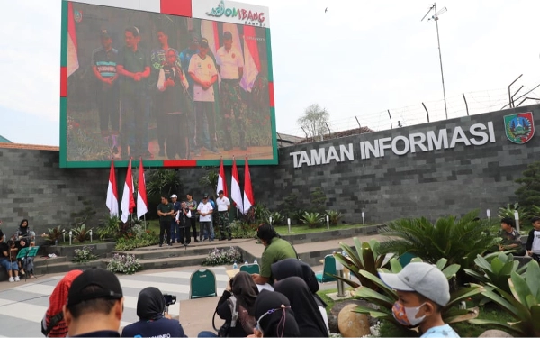 Thumbnail Taman Informasi Jombang diresmikan pada November 2022 (20/11/2022) oleh Bupati Jombang saat itu Mundjidah Wahab. Anggaran yang dikeluarkan senilai Rp430.140.000. Sehari-hari videotron Taman Informasi menayangkan video-video pendek terkait program kerja maupun capaian jajaran Pemkab Jombang. Namun, video-video itu kurang diperhatikan masyarakat karena hanya bisa dilihat sekilas saat melintas menggunakan kendaraan bermotor atau saat berhenti di lampu merah. (Foto: jombangkab.go.id)