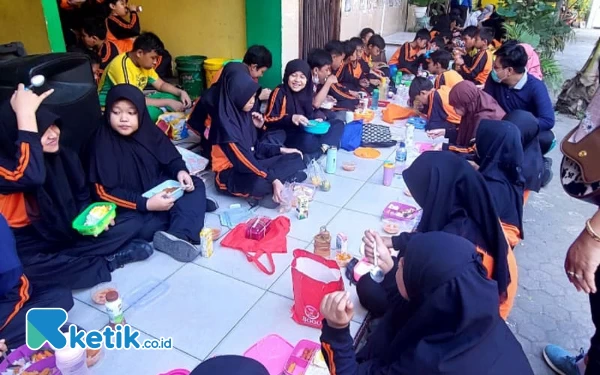 Thumbnail Berita - Agar Fokus Belajar, Dosen Keperawatan Unusa Ajak Siswa SDN 145 Gresik Sarapan Bersama