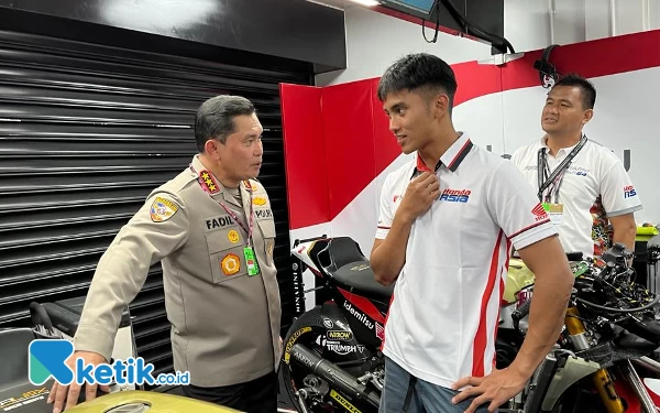 Thumbnail Berita - Kunjungi Paddock Mario, Komjen Fadil Imran Kaget Lihat Moto2 HTA Tunggangan Mario Aji Musim Depan